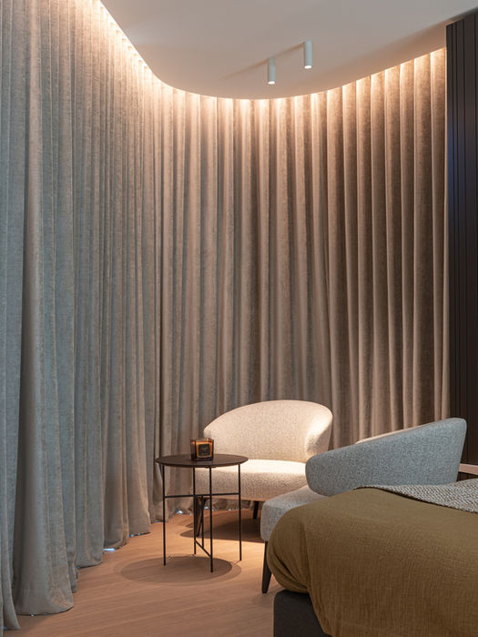 Luxe kamer met gordijnen, stoel, LED-strips en sfeervolle verlichting in beige tinten
