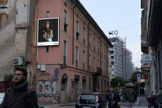 Edificio con schermo digitale che mostra una donna