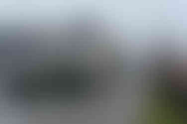 Opera di Metafotografia ibrida di David Golzio su maxi-schermo digitale in Via Lorenteggio, Milano, con autobus in primo piano e traffico urbano. Esposizione con Artcrush Gallery, Local Leader Group e Quadro Advertising.