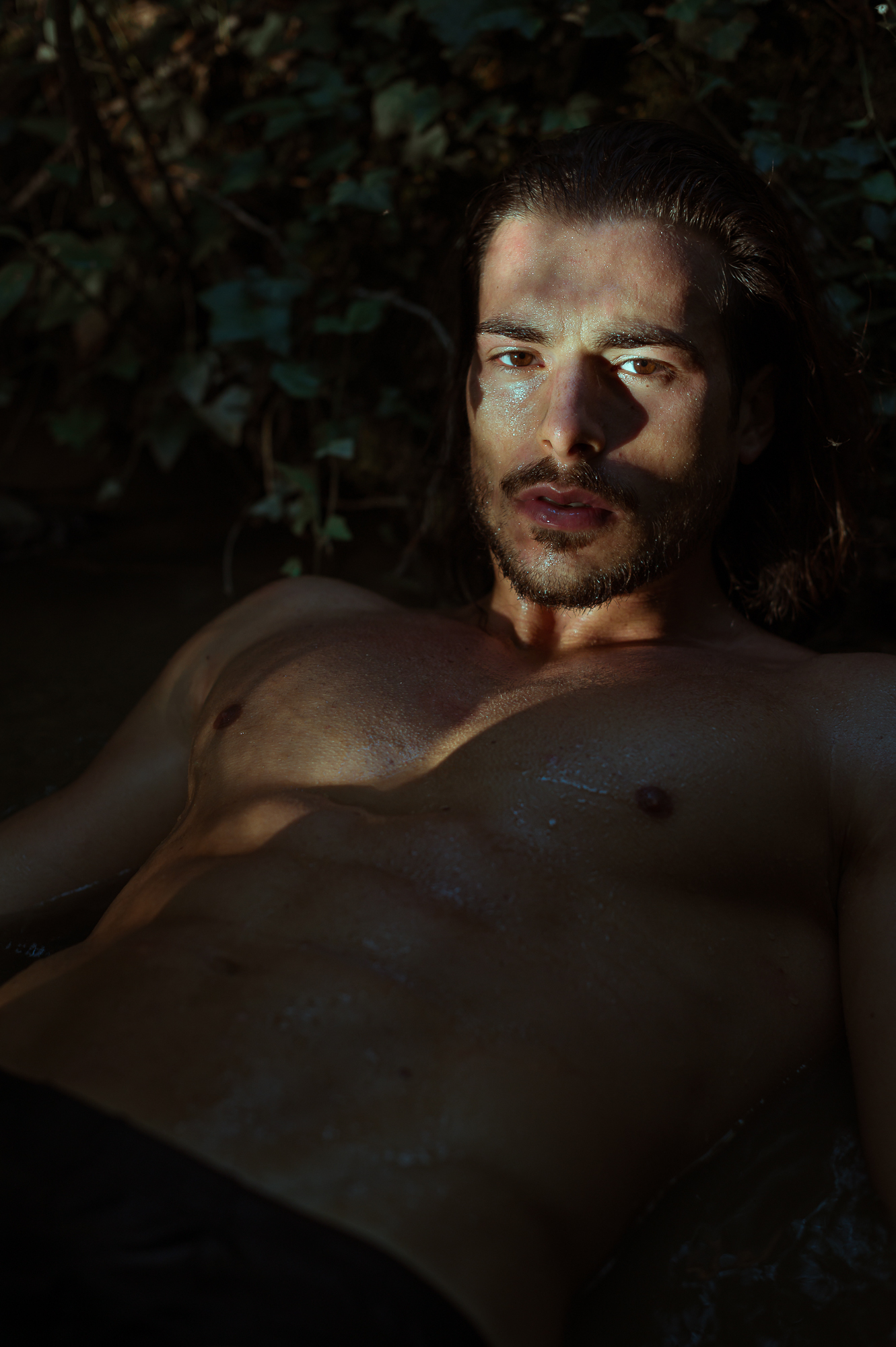 Ritratto artistico maschile con luce drammatica, fotografo Milano