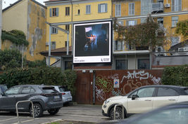 Cartellone digitale con opera di David Golzio "A Future of Peace" in Bastioni di Porta Volta a Milano.
