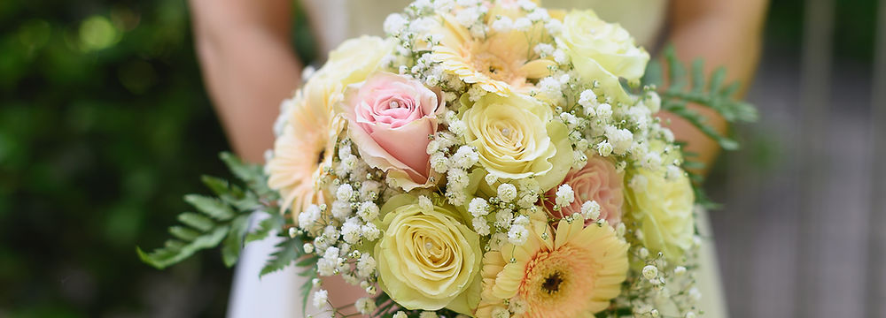 Fotografo matrimonio Milano sposa con fiori