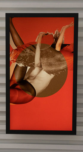 Poster artistico rosso con figura femminile in calze nere.