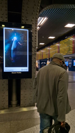 Schermo digitale con opera di David Golzio nella stazione Gare du Midi a Bruxelles durante l’esposizione urbana Artcrush Gallery.
