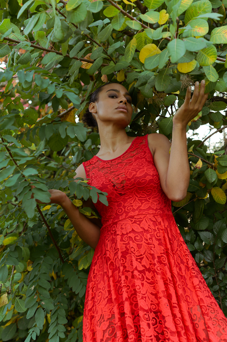 Ritratto artistico femminile tra il verde, fotografo Milano