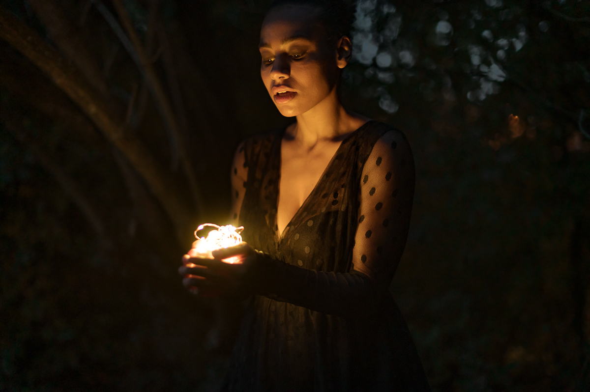 Ritratto artistico notturno con giochi di luce