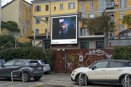 Maxischermo digitale esterno con opera di David Golzio "A Future of Peace" in Bastioni di Porta Volta a Milano.