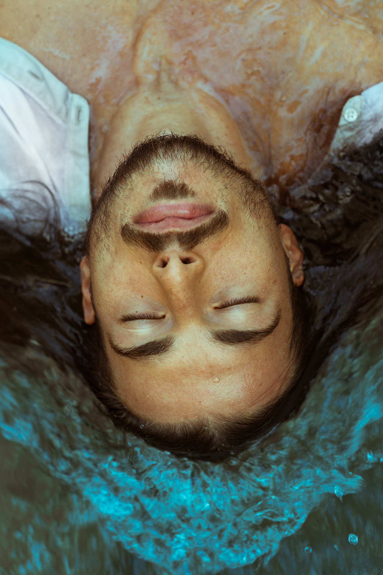 Ritratto artistico capovolto nell'acqua, fotografia concettuale Milano