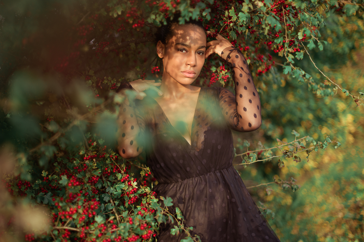 Ritratto artistico tra rami e bacche rosse, fotografo Milano