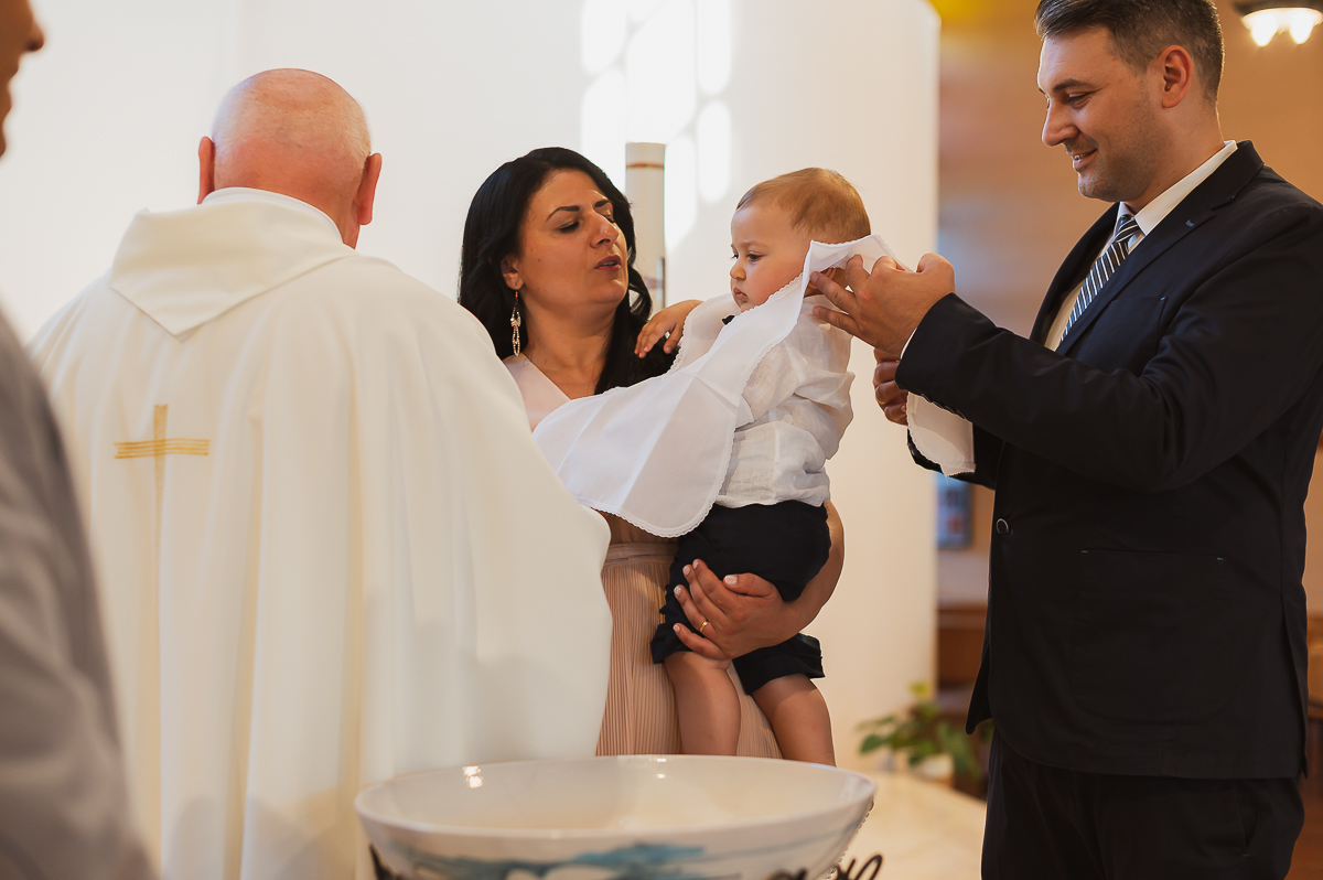Cresima, momento della celebrazione in chiesa