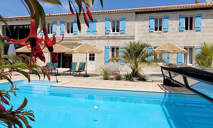 LES CUVES MAISON D'HOTES AVEC PISCINE_edited.jpg