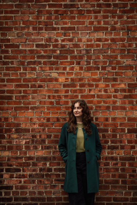 Femme dos au mur Montréal