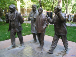 ՀՀ, Երևան, Տղամարդիկ արձանախումբ