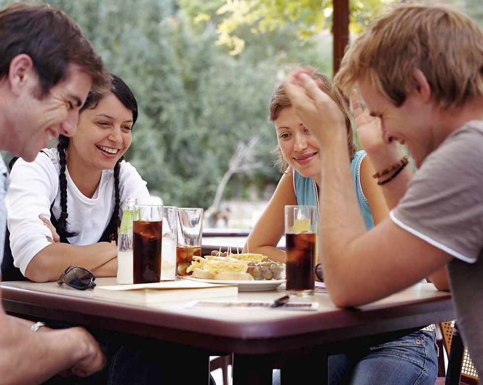 Des amis dînent en plein air