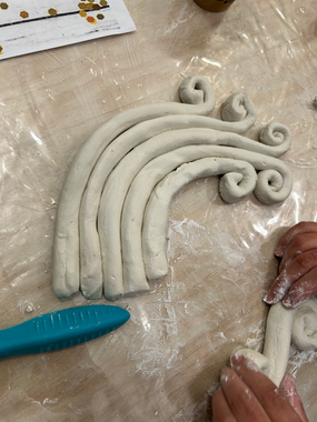 Niños creando arte con arcilla en taller creativo infantil LeArtWorld