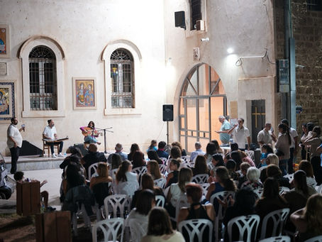 كنيسة الخضر في يافا تكتسي بلون الزهر دعمًا للتوعية بسرطان الثدي