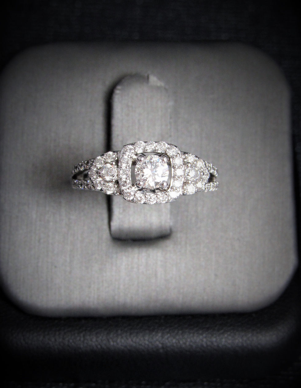 Thumbnail: 14KT White Gold Round Brilliant Cut Diamond Engagement Ring