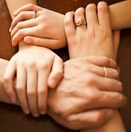 4 mão formando um quadrado