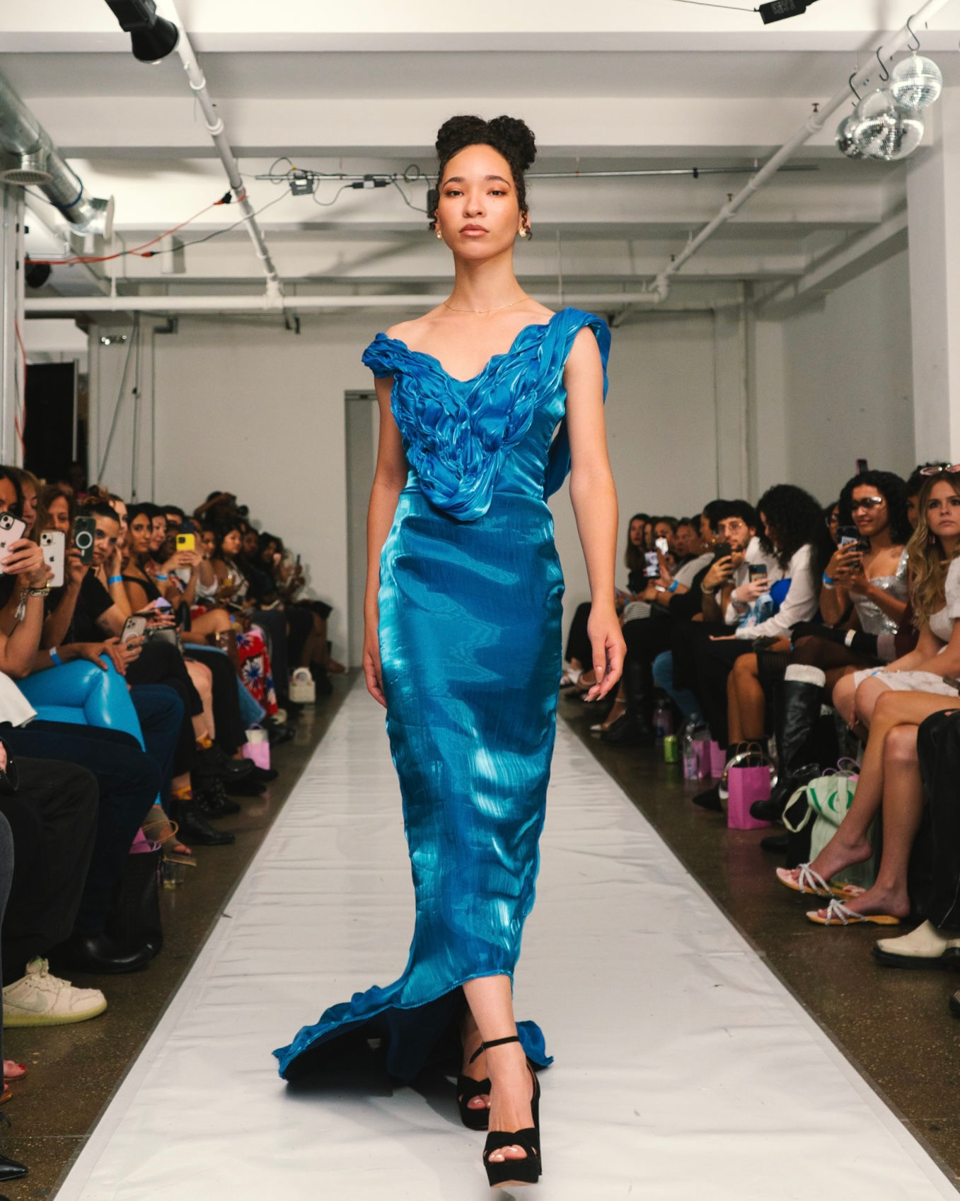 BRILLO AZUL GOWN
