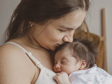 article présentant différents profils de mamans rencontrées en séance de drainage lymphatique et de Chi Nei Tsang. Chaque slide décrit un type de maman : la maman qui ne s’arrête jamais, la maman débordée, la maman qui jongle entre travail et famille, la maman stressée, la maman en post-grossesse et la maman qui recommence à penser à elle. Chaque profil met en avant les émotions, la fatigue ou la charge mentale associées, ainsi que le soin qui pourrait l’aider à relâcher les tensions, améliorer la circulation et se reconnecter à son corps. Le post invite les mamans à se reconnaître dans l’un de ces profils et à prendre un moment pour elles.
