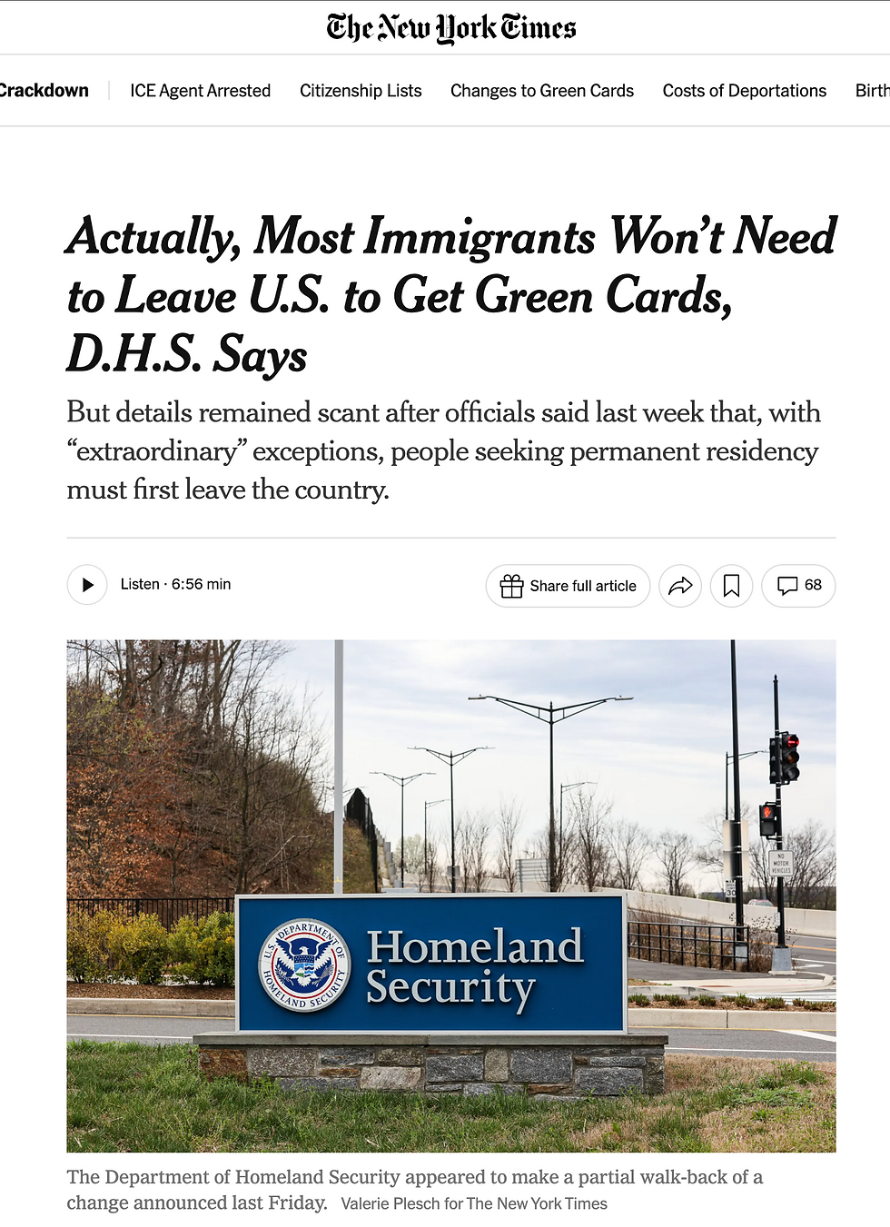 《纽约时报》关于DHS澄清AOS政策争议的报道截图,标题显示多数移民无需离开美国即可继续等待绿卡申请处理。