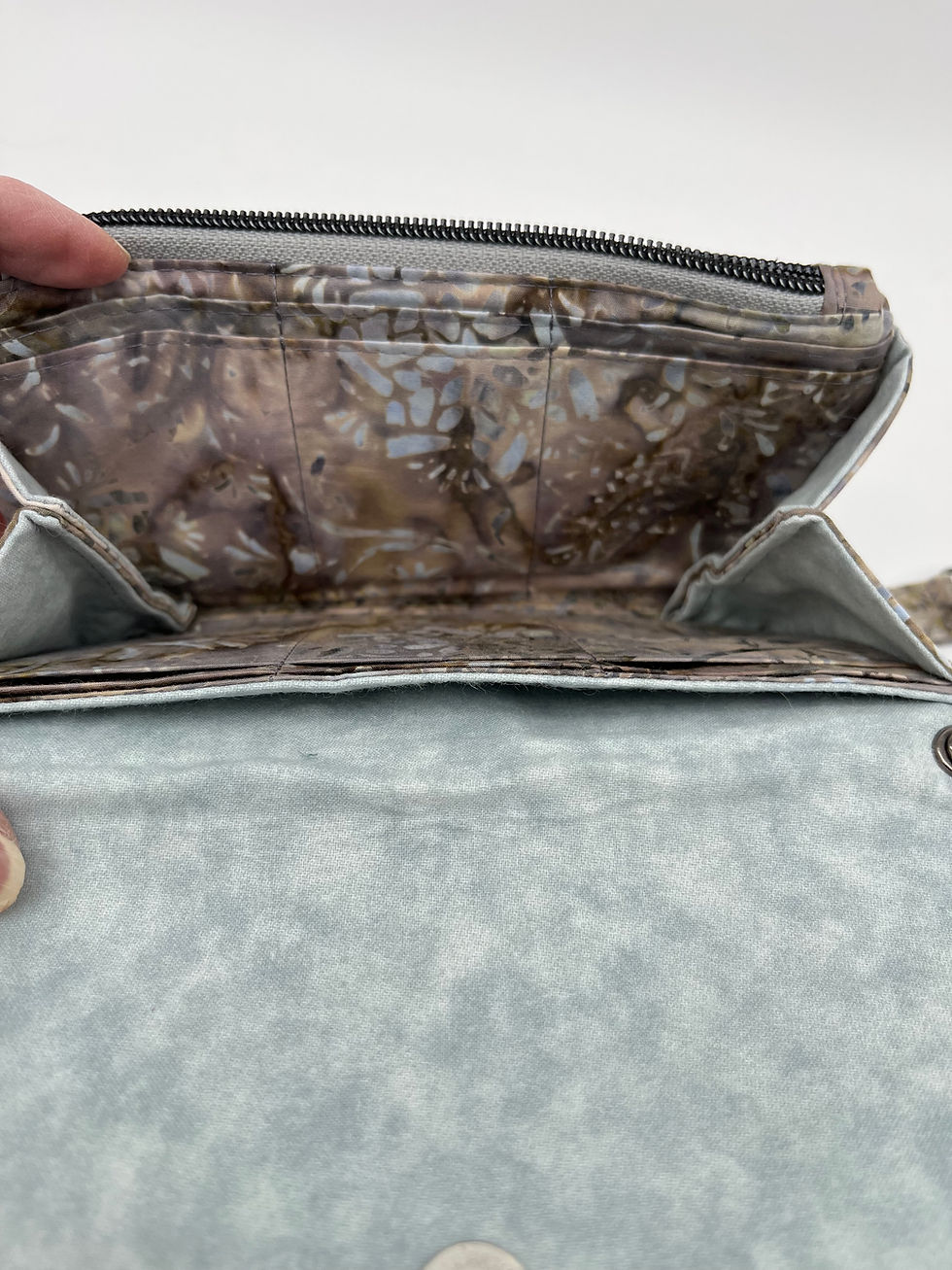 Thumbnail: Interior card slots and space for cash