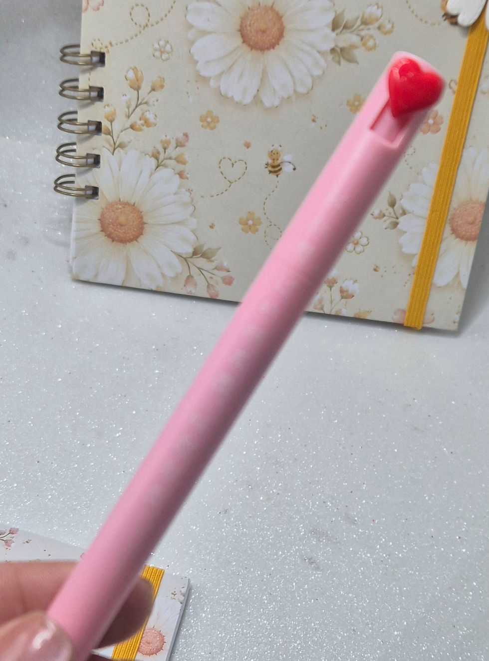 Miniatura: Kit Papelaria Abelinhas, Caderno A5, caderninho A6, marcador de páginas e caneta