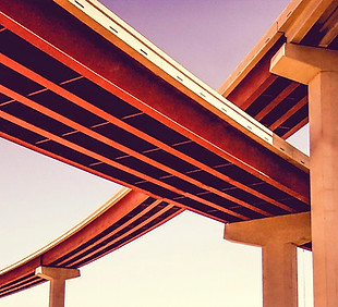 Most symbolizujący zarządzanie projektami i łączenie strategii z działaniami operacyjnymi