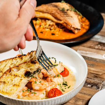 Garlic shrimp with tomatoes and toasted bread