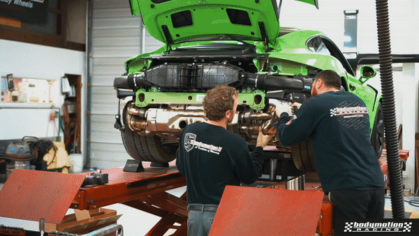 Video Bodymotion garage working on exotic green car