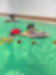 Kinderschwimmen im Schwimmkurs für Kinder beim Intensivschwimmkurs