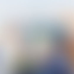 un científico que entrega un «cubo del conocimiento» brillante a un grupo diverso de personas