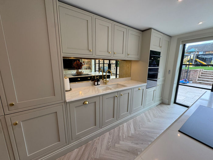 kitchen mirrored backsplash