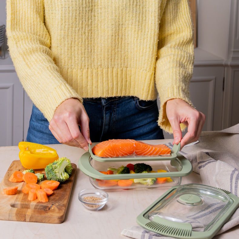 Der Dampfgarer besteht aus Borosilikatglas und Platin-Silikon. Dank der Ablage können zwei verschiedene Zutaten gleichzeitig zubereitet werden.