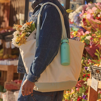 Ultrakompakt und mit Trageriemen für die Tasche: Das ist die neue Micro Hydro von Hydro Flask.