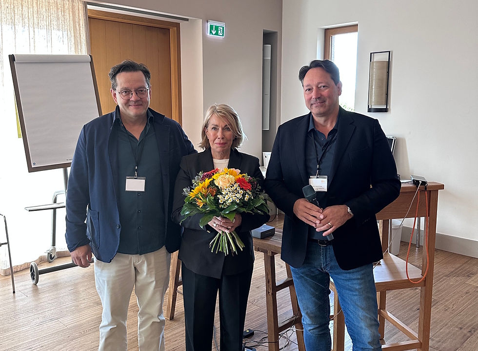 Von links: Lars Adler (Hoff Interieur) Heike Tscherwinka (GF EVL) und Hamid Yazdtchi (Gilde Gruppe).