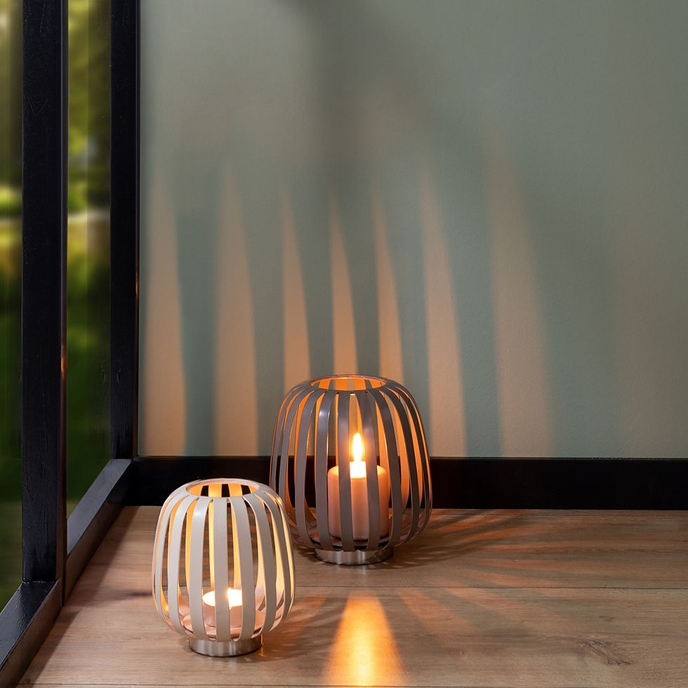 Vielfältige Wohnaccessoires, dafür steht Fink Living. Die Windlichter Mambaia greifen die angesagte Farbe Braun in zwei Nuancen auf.