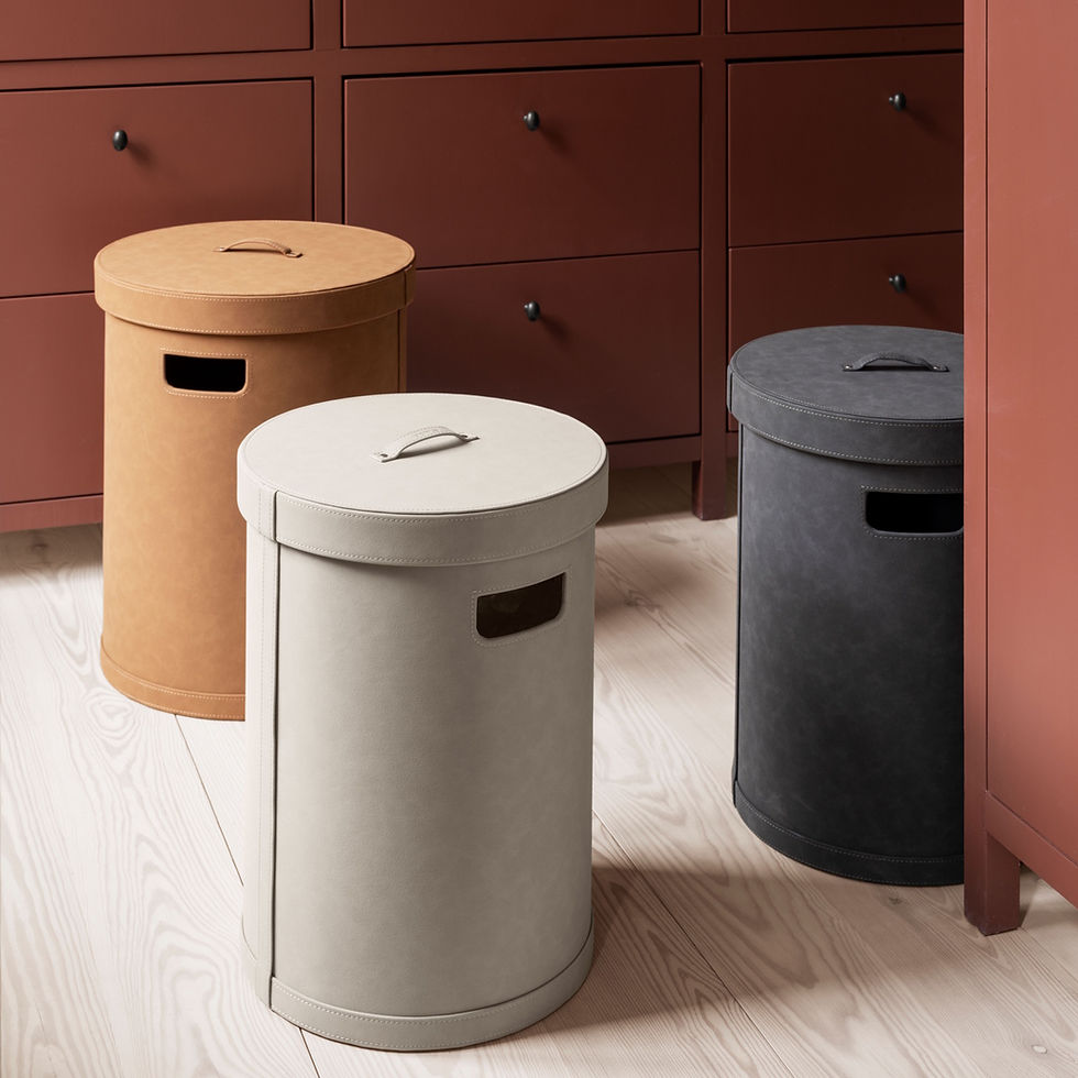 Die Wäschekörbe Sahla von Blomus sind auf einem Wildlederimitat.