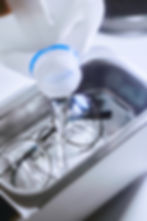 ultrasonik temizleme için suya batırılmış gözlük