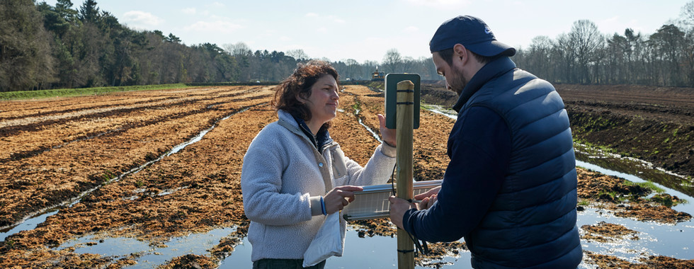 Julia Kasper und Paul Waldersee bei der Biodiversitätsmessung