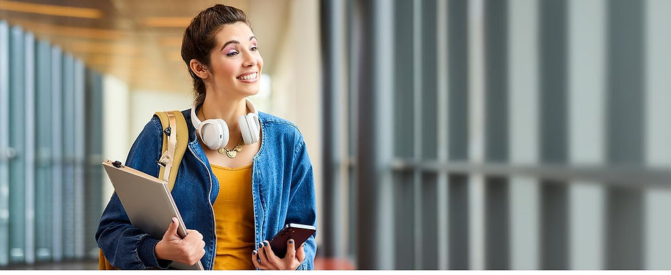 Miniature : Étudiante avec clé SanDisk USB-C 1 To