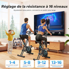 Couple faisant du vélo d’appartement pliable MERACH à domicile devant un écran TV