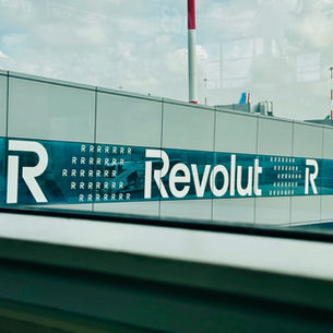 En déplacement pour le travail ou les vacances, difficile de passer à côté : Revolut marque les esprits jusque dans les aéroports. À Rome, la marque s’adresse directement aux voyageurs et indépendants en quête de liberté bancaire. Une image qui résume bien l’esprit Revolut Pro : simple, rapide, et accessible partout.