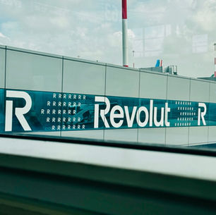 En déplacement pour le travail ou les vacances, difficile de passer à côté : Revolut marque les esprits jusque dans les aéroports. À Rome, la marque s’adresse directement aux voyageurs et indépendants en quête de liberté bancaire. Une image qui résume bien l’esprit Revolut Pro : simple, rapide, et accessible partout.