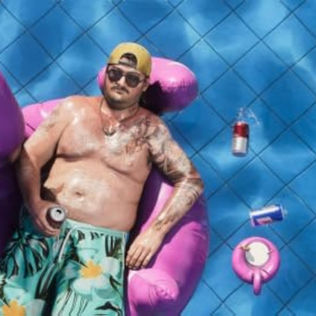 Personnage de GTA 6 dans une piscine à Vice City