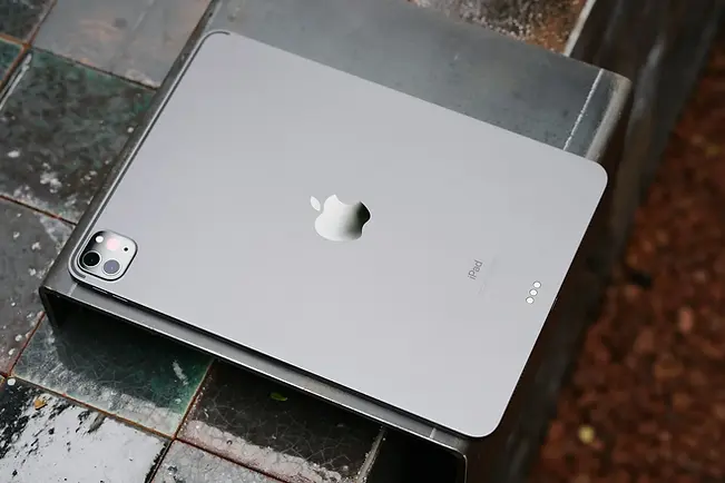 “Vue rapprochée d’un iPad Pro posé sur une table – service de réparation tablette à distance, devis rapide et prise en charge en ligne”