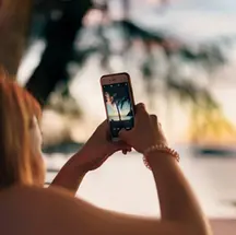 Technicien prenant une photo avec un iPhone à Saint-Tropez – Guide réparation iPhone 2026 LANDPC