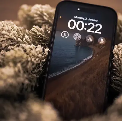iPhone avec écran allumé dans un décor végétal – LANDPC, réparation iPhone et smartphones à Saint-Tropez.