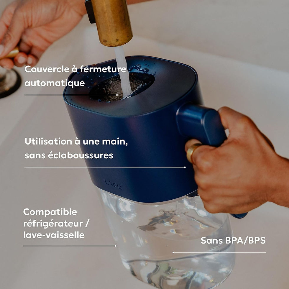 Main remplissant la carafe filtrante LARQ Pitcher par le couvercle