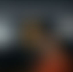 “Portrait d’une femme face à un ordinateur quantique stylisé, avec les textes ‘L’informatique quantique pour les nuls : comprendre sans jargon’. Illustration éducative sur fond bleu dédiée à la vulgarisation des technologies du futur.”